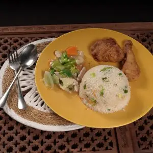 Fried rice with 90's Special Fried Chicken (Shonali) & Vegetables